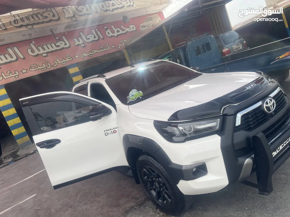 هايلوكس ادفنشر24  بحالة الزيرو لون ابيض داخليه اسود عليه اكسسوارات وتنجيدات داخليه مع صدام كامل اصلي