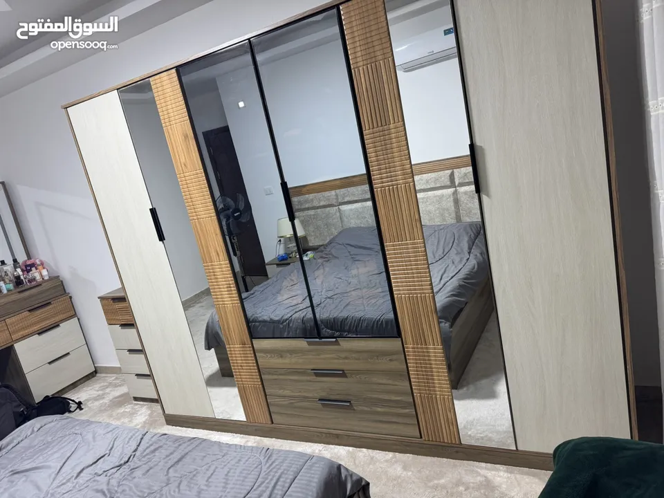 غرفه نوم خشب لاتيه  وغرفه ضيوف استخدام عرسان 3 اشهر فقط  بحال الوكاله  للبيع