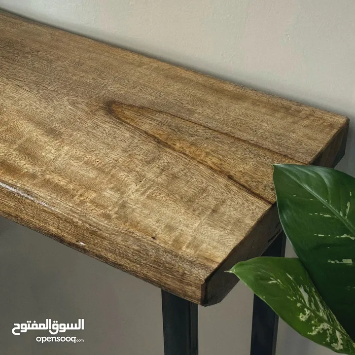 طاولات بالأخشاب الطبيعية