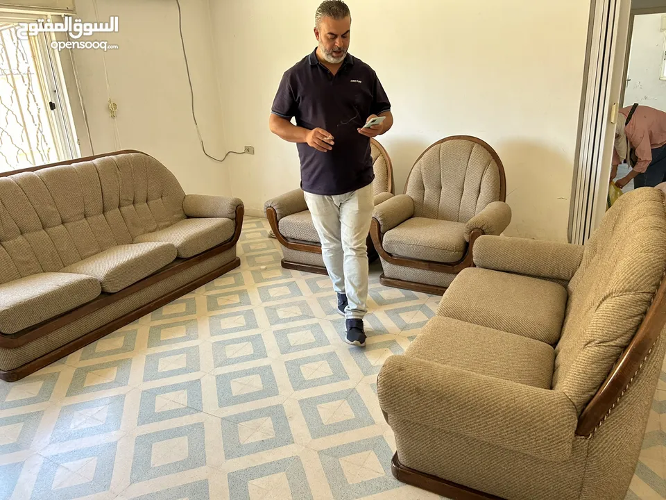 طقم كنب مع تربيزات وبوفيه