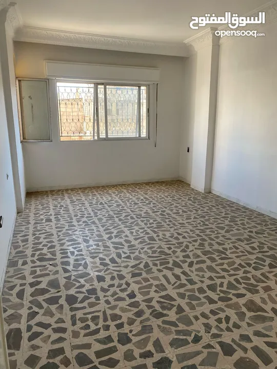 منزل كبير  الزرقاء/ الوسط التجاري