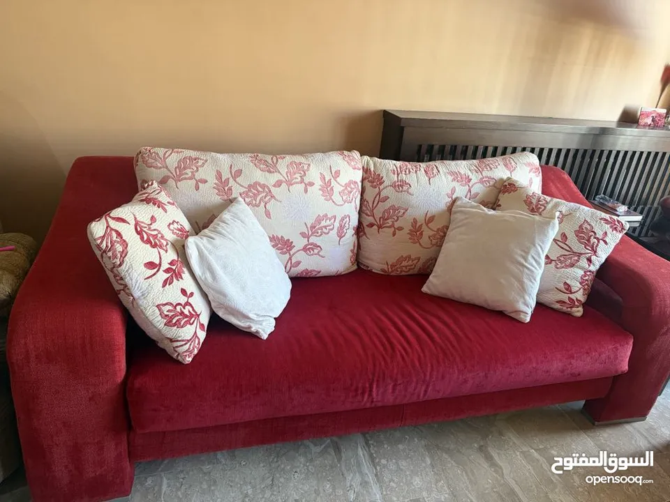 كنب مستعمل وطاولة في حالة جيدة وكنب هزاز وتلفزيون وطاولة تلفزيون والسعر قابل للتفاوض