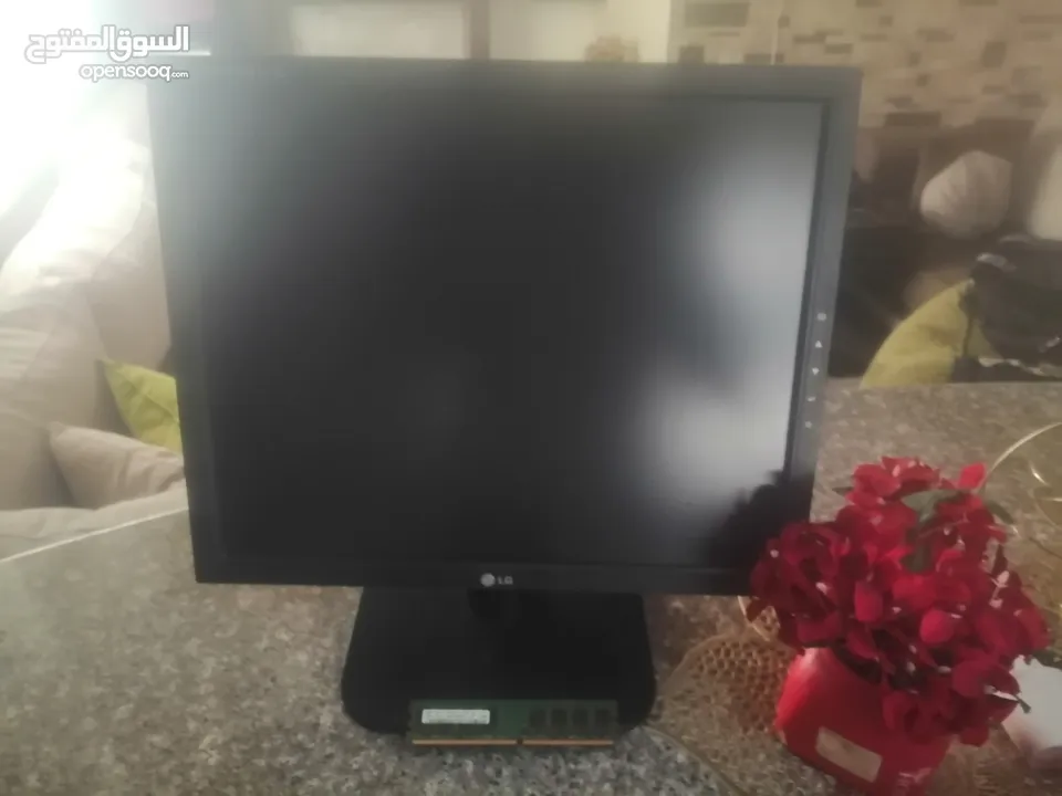شاشة كمبيوتر نوع LG  حجمها 17