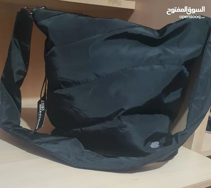 حقيبة كتف سوداء ماركة سكتشرز