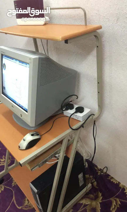 كمبيوتر مكتبي مع الطابعات والطاوله