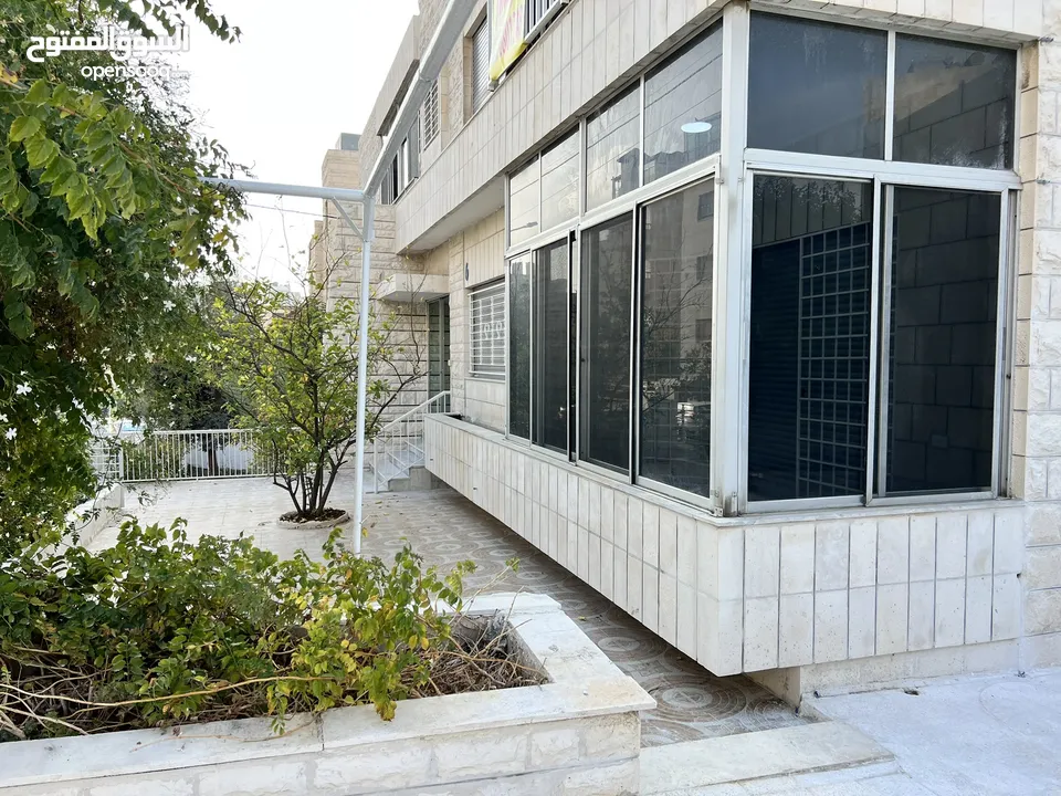 شقة طابقية ارضية مميزة جدا تعتبر منزل مستقل في ارقى مناطق الشميساني بمدخل خاص وعمارة من طابقين