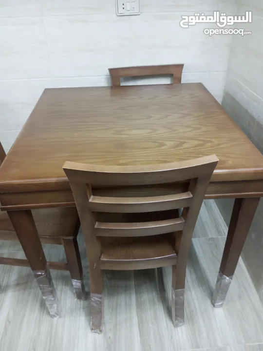 طاولة سفره مع اربع كراسي