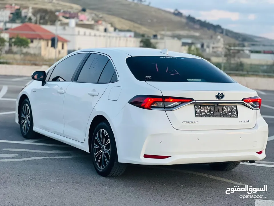تيوتا كورولا هايبرد ترخيص 2022 فل بدون فتحة مميزة  ماتور 1800cc ( بنزين + كهرباء) 170Hp