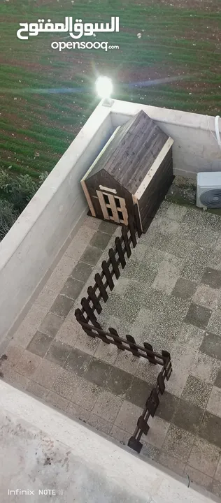 أكواخ خشبية وبيوت للحيوانات