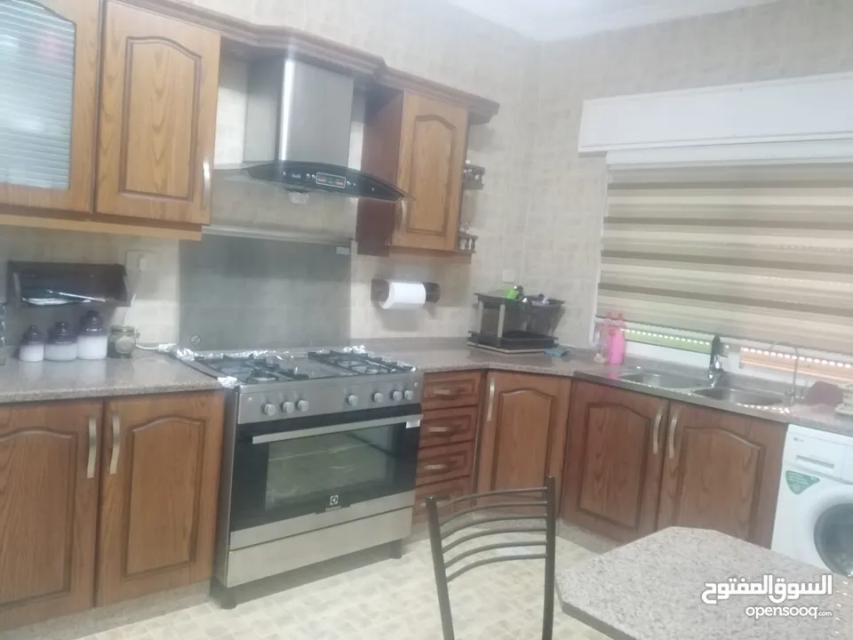 شقة للبيع طابق اول  مساحة 137م في ضاحية الامير حسن 3 غرف نوم  الشقة بحالة ممتازة وموقع مخدوم