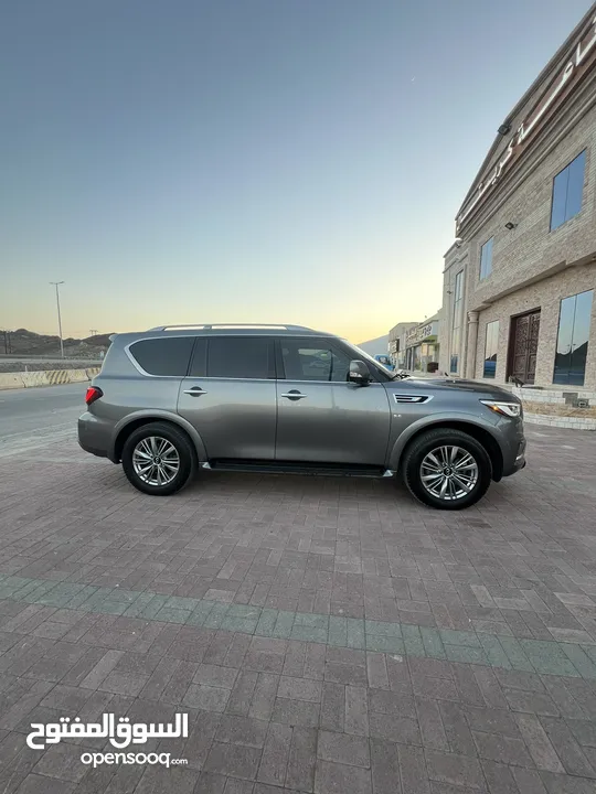 قمة النظافة انفنتي الدفع الرباعي QX80