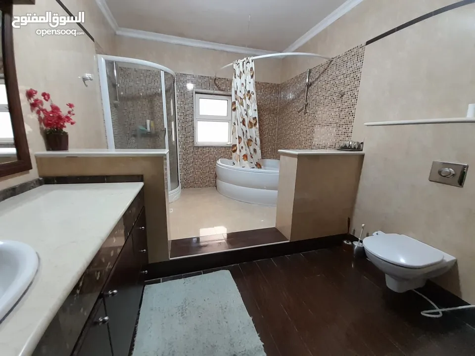 شقة طابقيه ( معلقه مستوى الشارع ) فارغة في دير غبار للبيع  ref : 14182