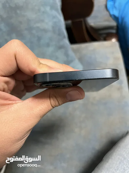 ايفون 13 للبيع الجهاز مش ناقصه اشي بل مره كل قطعه اصليه و وافحص وين ما بدك ومعاه كرتونه تبعته