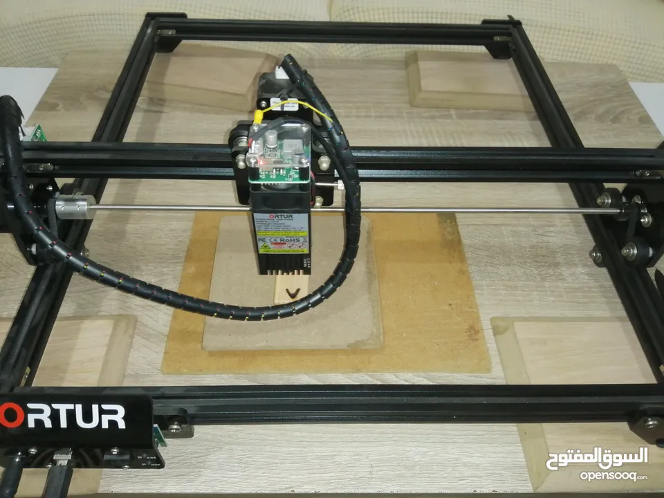 جهاز رسم ليزر Ortur Laser CO2 المميز المعروف بقدرته على الرسم على مختلف الخامات