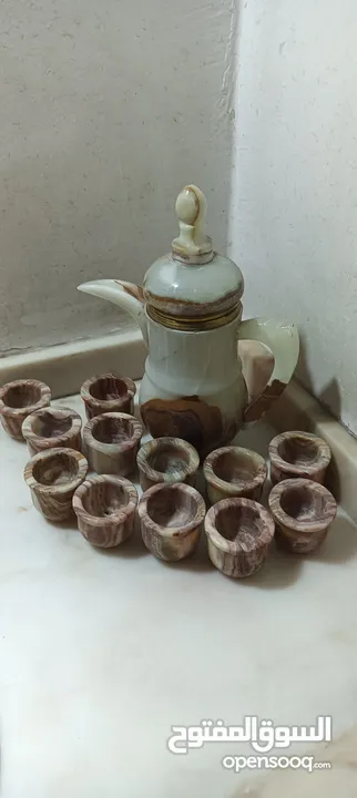 طقم دله و12فنجان من الرخام الخالص الطبيعي صناعه هنديه بالكامل لم تستخدم ابدا