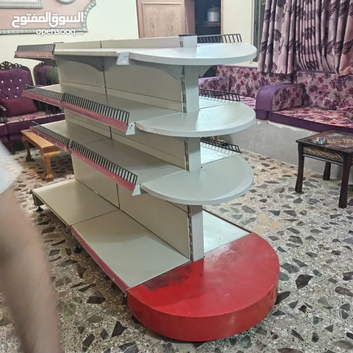 رفوف وسط سوبرماركات