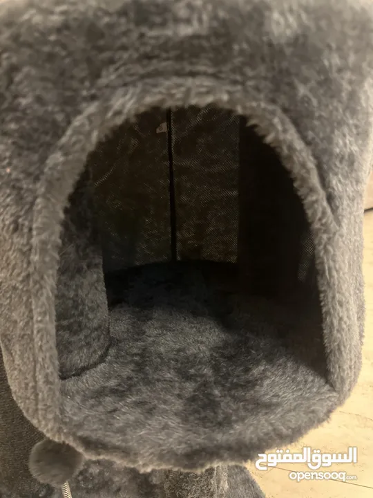 بيت للقطط بلون الكحلي جميل جدا يتكون من اربع اشياء