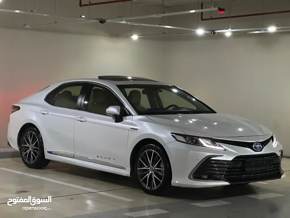 Toyota Camry 2023 Gle  بحالة الوكالة