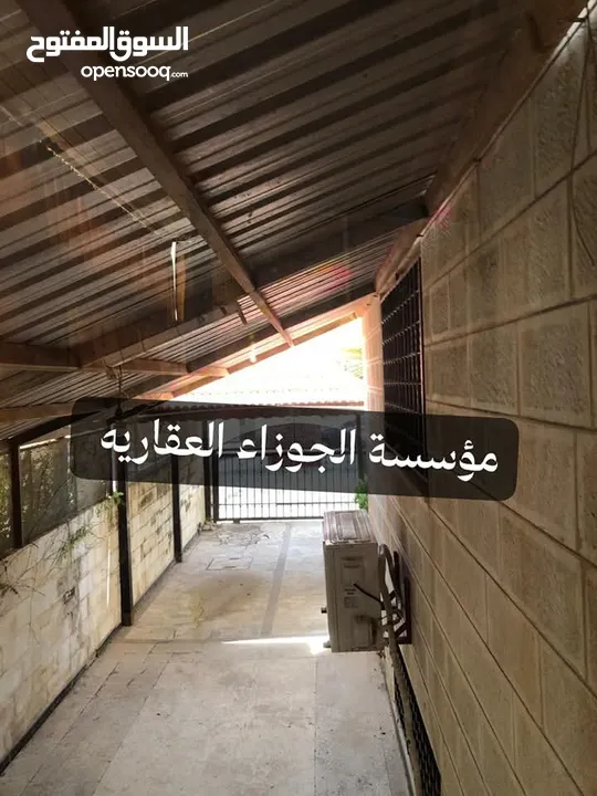 بيت مستقل فارغ للايجار في منطقة الزهور مساحة 250 متر داخلي مع حديقة 300 متر