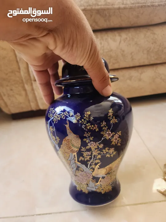 فاز انتيك قديمه لون ازرق رسمة طاووسين مذهبين يوجد كسر خفيف غير مؤثر على الشكل العام(نوادر)