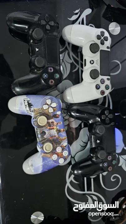 ps4 slim with four controllers and gow ragnarok