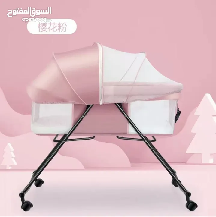 سرير أطفال مميز وعصري تصميم ثابت وآمن مع عجلات لسهولة التحريك والتثبيت مزود بشبك واقٍ