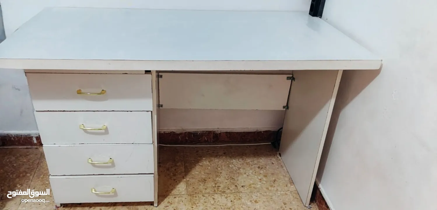 طاولة مكتبية بحالة ممتازة