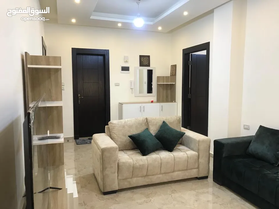 شقة راقية مفروشة للإيجار مقابل البوابة الشمالية - Modern furnished apartment for rent