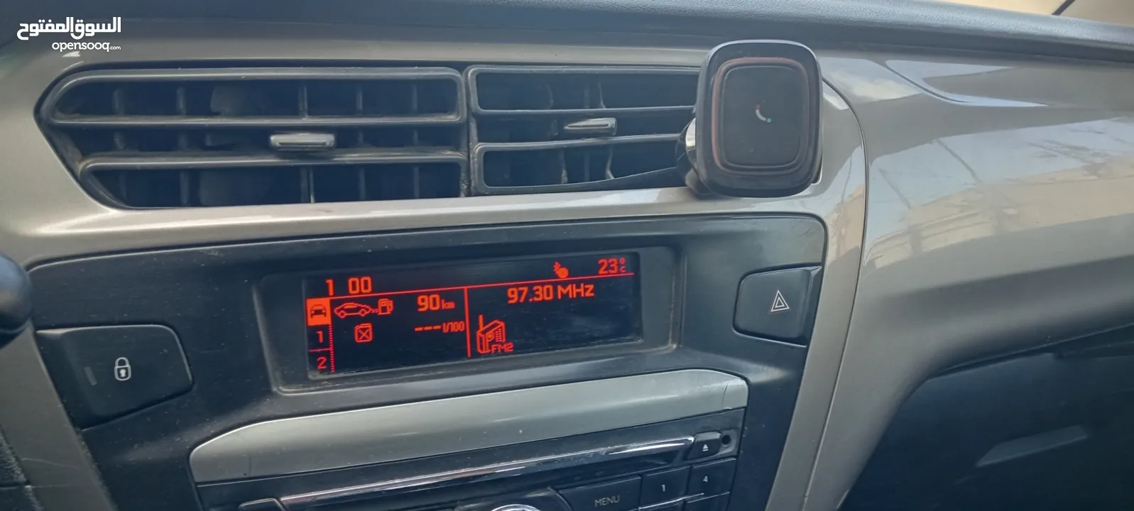 للبيع بسعر مغري جدا جدا ستروين اليزية يد اولى المالك الاول بالرخصه لون اسود دهان شركه خدوش عادية ب