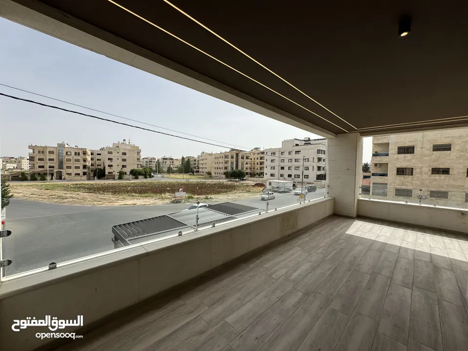 شقة مميزة طابق اول مساحة 214 م بتشطيبات مميزة باجمل مناطق رجم عميش مع بلكونات بنظام ترسات