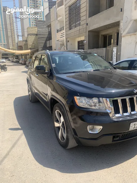 Jeep 2011 Grand cherokee laredo 4*4