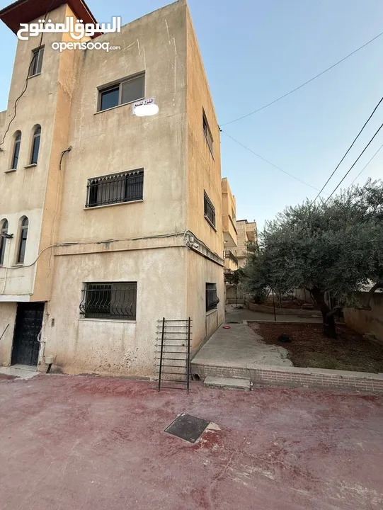 بيع 3 طوابق وارض فارغة