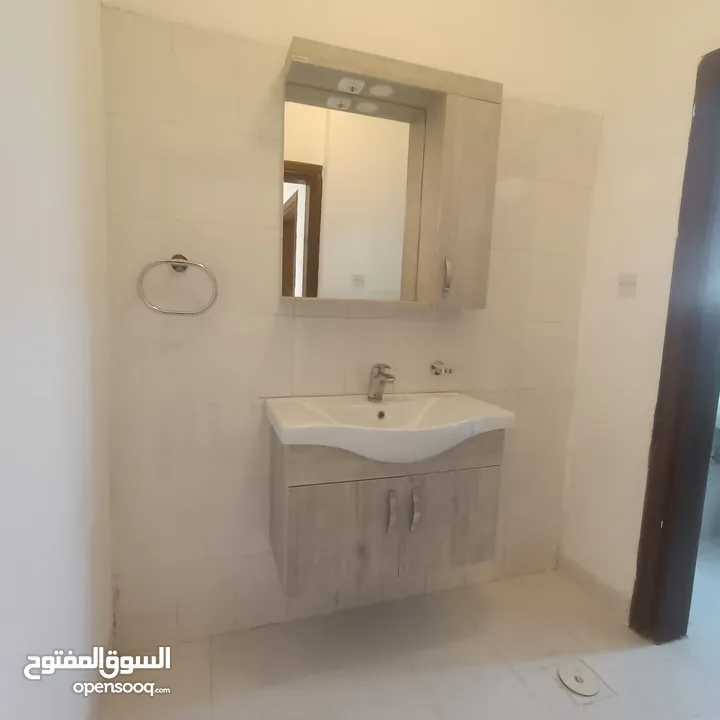 ضاحيه الرشيد- شقه فارغه بمساحه واسعه للايجار ـ 220 متر  ـ مكيفات ـ خزائن حائط