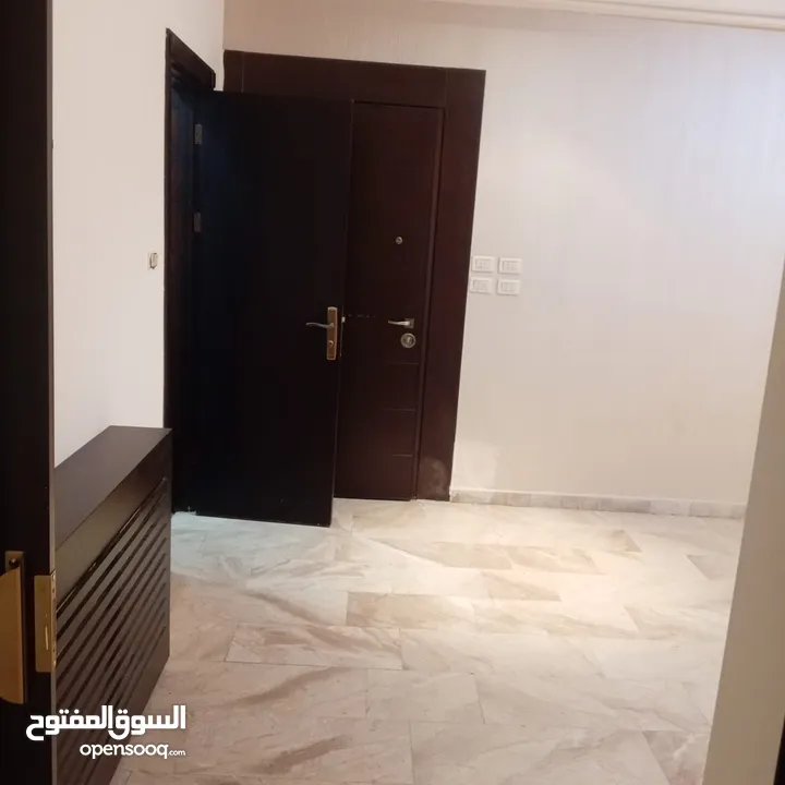 خلدا ـ شقه ارضيه فارغه للايجار ـ 200 متر داخلي  200 متر خارجي + حديقه مشجره - كراج خاص