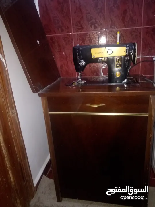 ماكينة خياطة فخمة بحالة ممتازة نوع سنجر