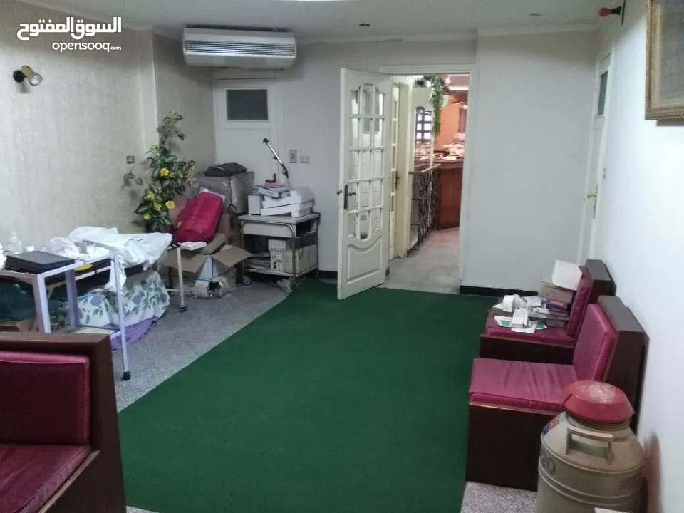 مقر اداري مساحة 300م كان يعمل عيادة امراض نساء وولادة مكيف