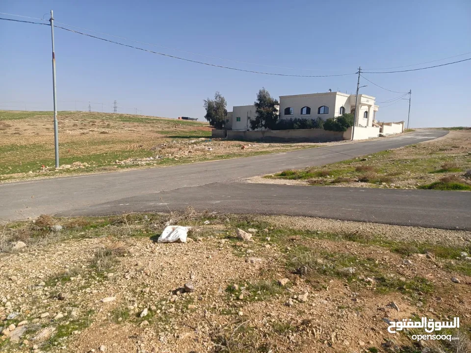 أرض البيع منطقة البيضاء تبعد عن جمرك عمان الجديد كيلو ومائة متر تقريبا  مفروزه