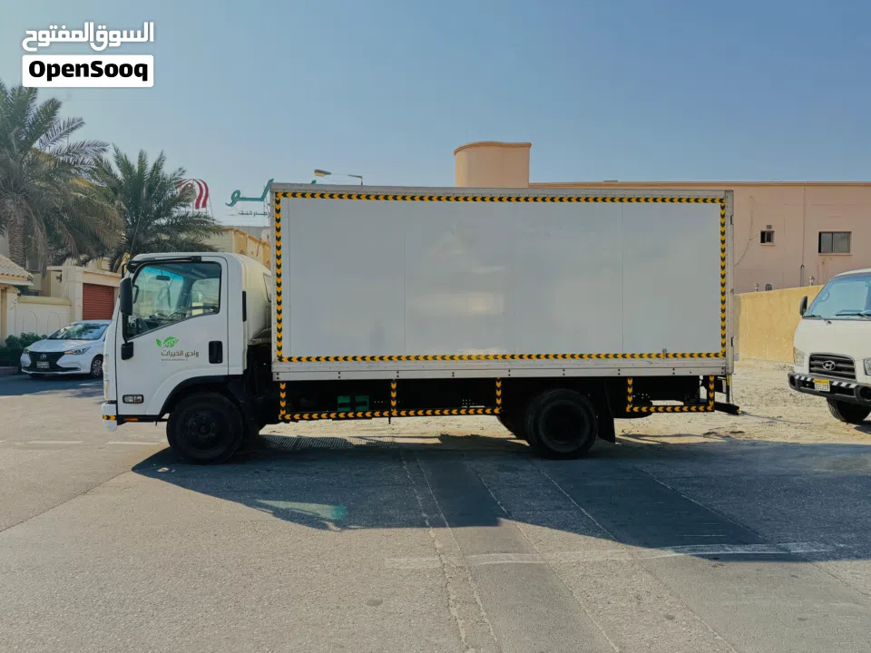 Izuzu NPR Box Cargo Truck (covered Body) 6 wheels Year-2016.Single owner used Cargo Truck