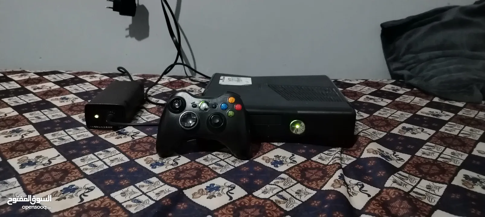 اكس بوكس 360 للبيع مع ايدتين عليه 55 لعبة