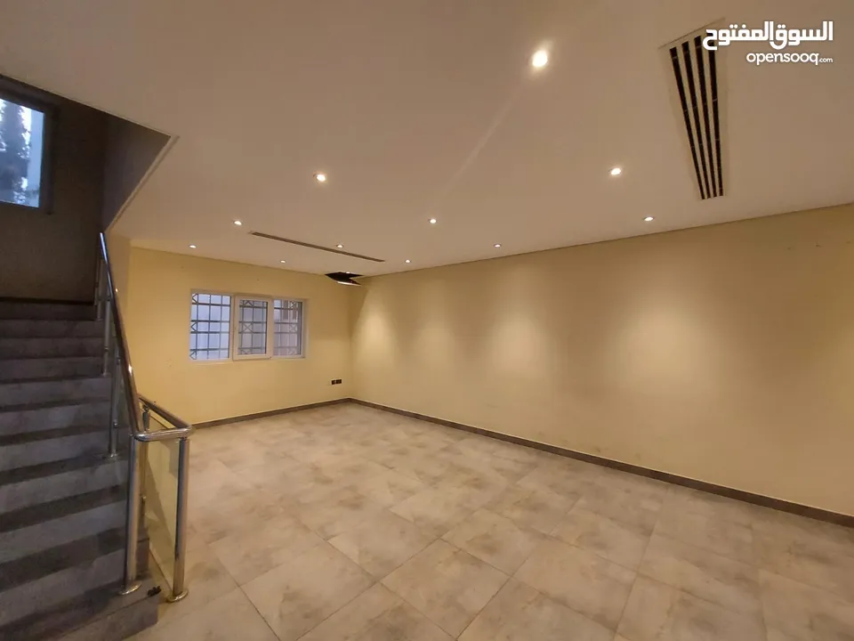 4 Bedrooms Villa for Rent in Madinat Sultan Qaboos REF:1016AR