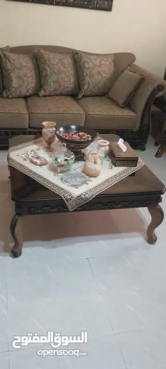 غرفة ضيوف مع طاول وسط للبييييييييع