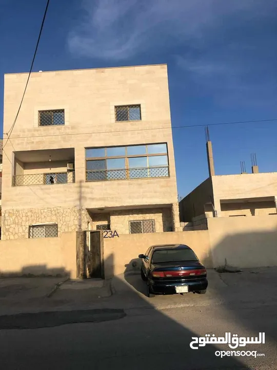 بيت طابقين وروف وطابق واجه حجر