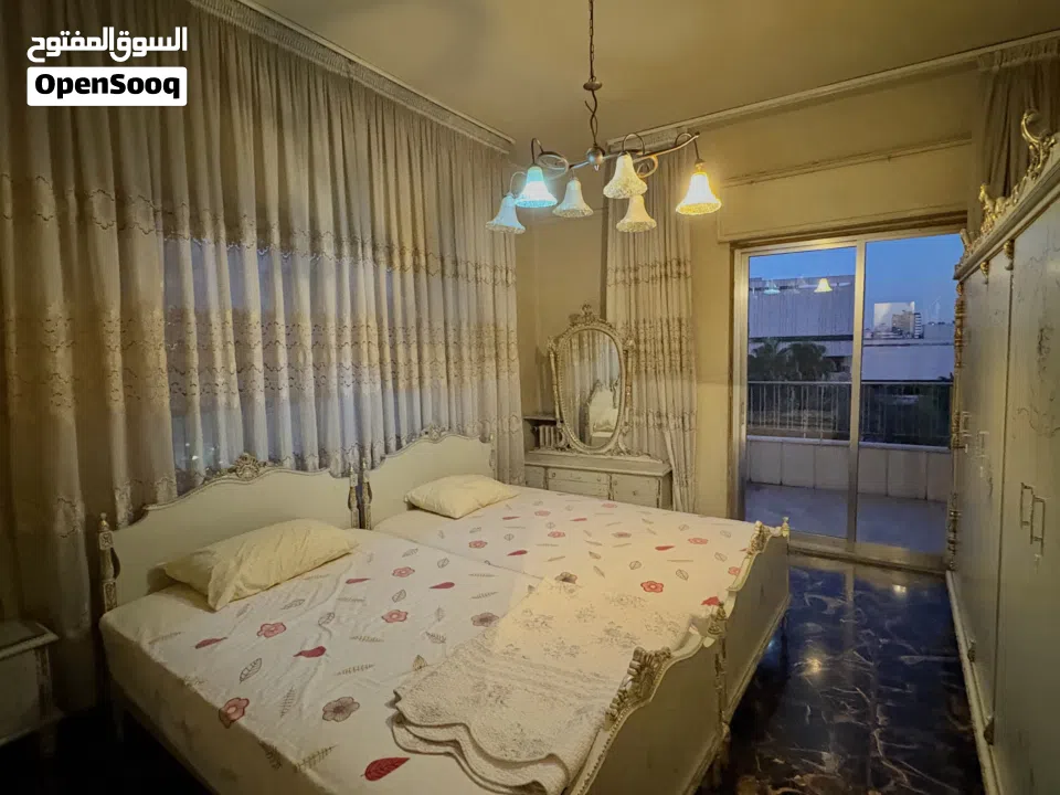 للبيع منزل إطلالة على ساحة الأمويين