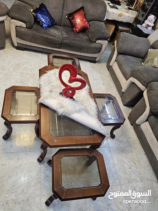 طقم كنبايات 8 مقاعد وطاولة و4طرابيزات
