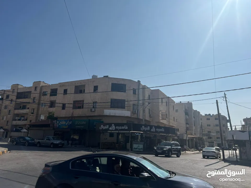 مجمع تجاري في وسط إربد عبارة عن محلات وشقق مع تسوية