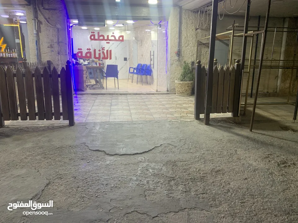 مخيطة للبيع مجهزة بلكامل من قارمات ومظلة وسور خارجي واجهة سكريت ومكيف فل انفيرتر وماكينات وغرفة مقاس