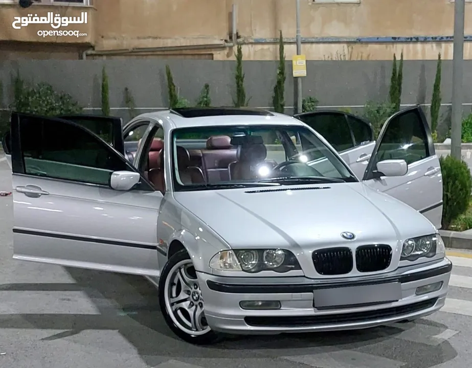 BMW 320i.  للبيع