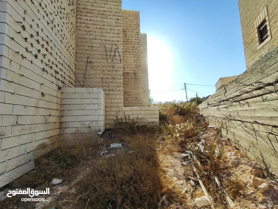 قطعه أرض عليها فيلا عظم للبيع في سطح مرحبا