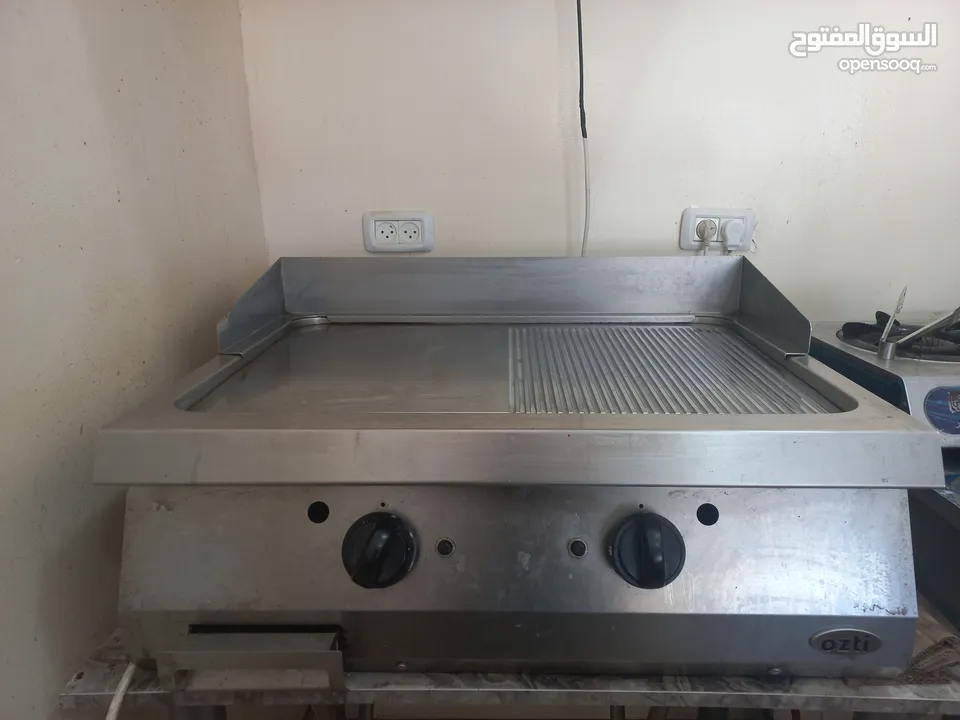 اغراض مطعم توست للبيع كامله