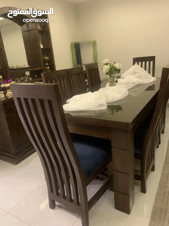 طقم سفره من ثلاث قطع   طاولة خشب 8 كراسي وفضيه و بوفيه